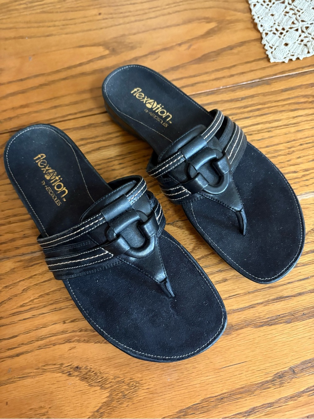 Aerosoles Black Flip Flop Sandals Like New